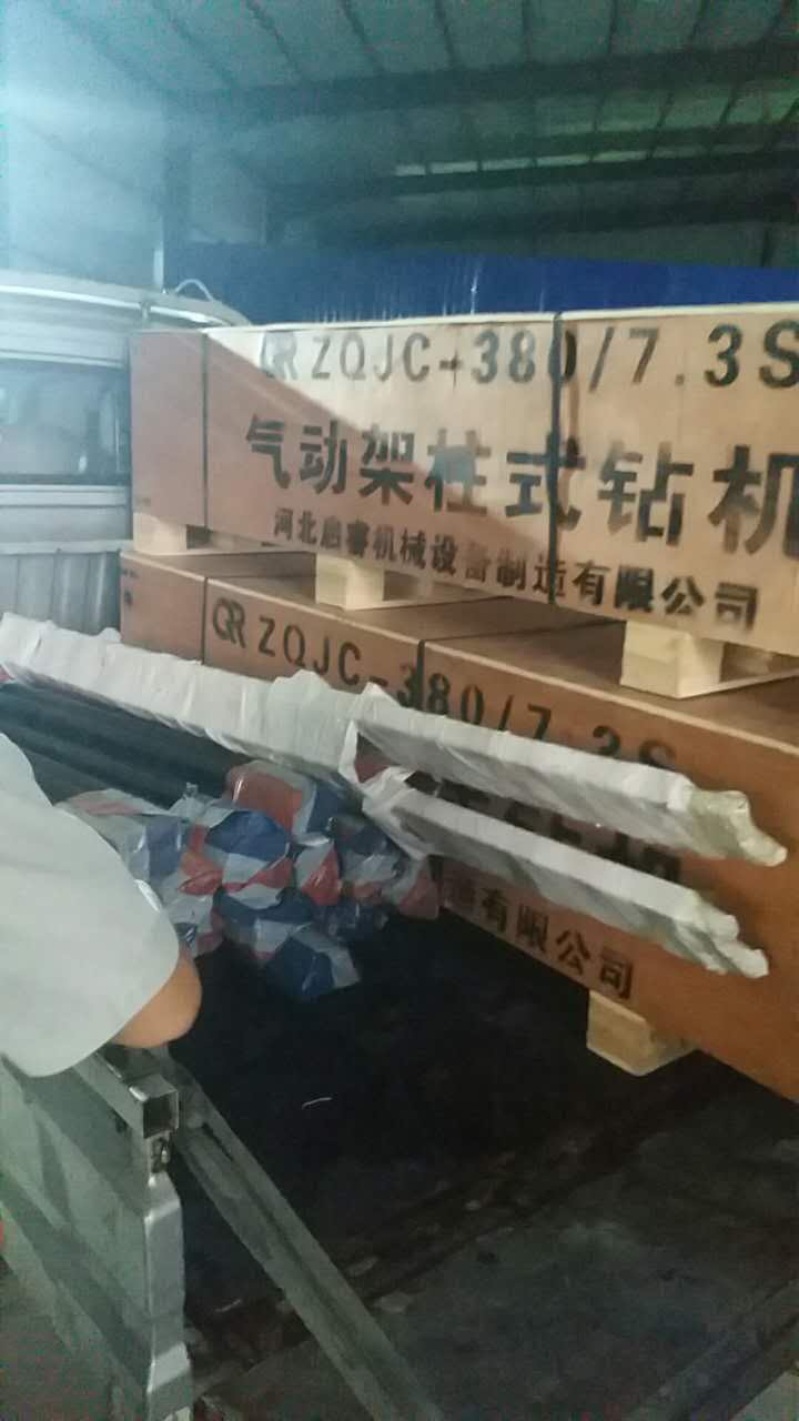 氣動探水鉆機(jī)經(jīng)風(fēng)冒雨，及時送往山西襄垣